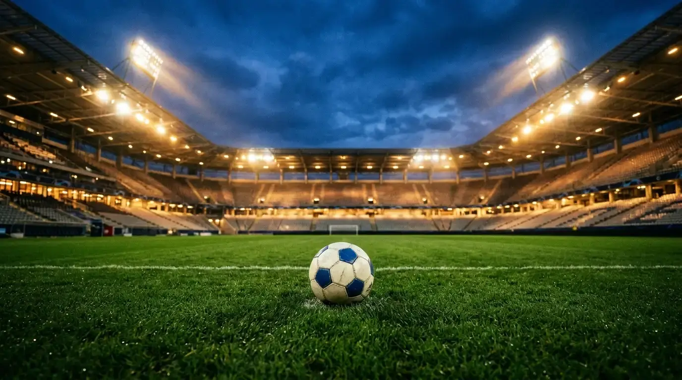 Piłka na murawie w światłach reflektorów przed wieczornymi meczami 1/8 finału Mundialu 2026
